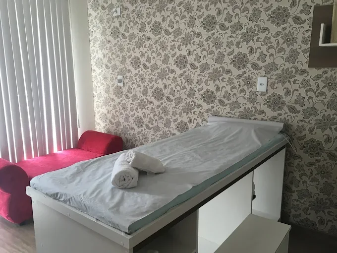 Sala de atendimento com maca